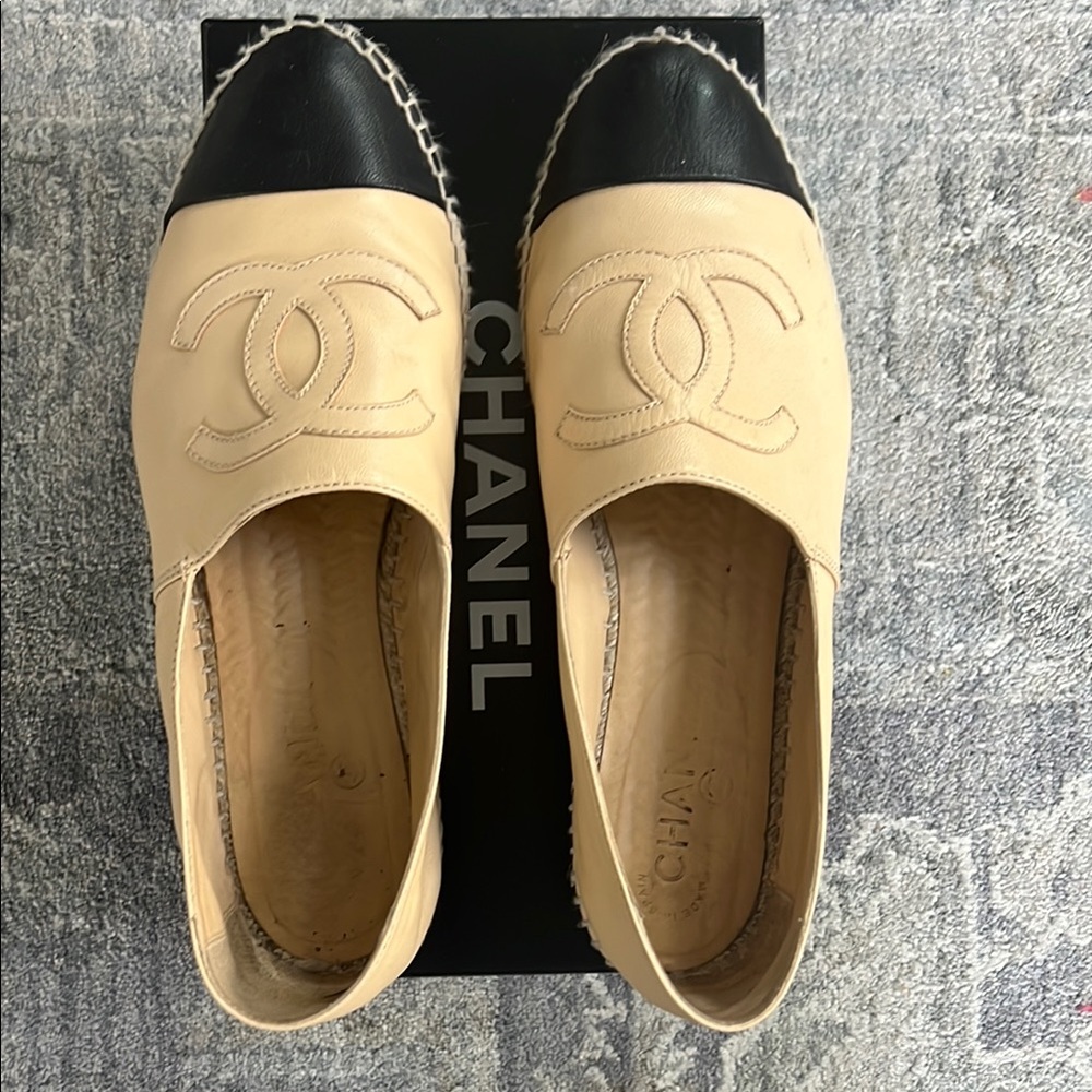 CHANEL CC Logo Espadrilles Beige w/ Black Cap Toe 42 US 11 Box Included
